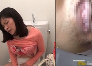 出先個室トイレでローターおなにー絶頂した膣内をズボズボし失禁する人妻