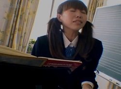 ピアノの練習中に欲情した制服姿の美少女がピアノの角でオナニーする