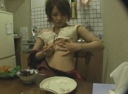 食事中に箸で乳首を摘みながら変態オナニーする美人妻と後半は美女