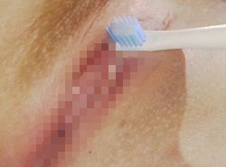 クリトリスに電動歯ブラシを当ててドアップ自画撮りオナニーする女子