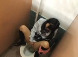 女子トイレでＭ字開脚しながら息を潜めてＪＫがお漏らしオナニー