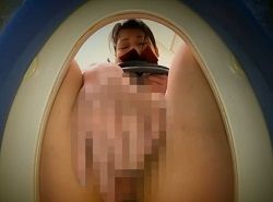 トイレオナニーで放尿や潮吹きイキする性欲高まり女性達を隠し撮り