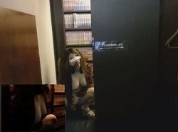 ネカフェの通路でドキドキ変態バイブオナニー姿を自撮りする露出ギャル