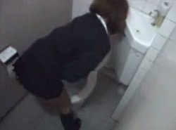 オナニーの気持ち良さを知ってからトイレ自慰に病みつきなＪＫ