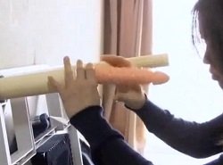 コタツの脚にディルドを装着して豪快にオナニーする変態女