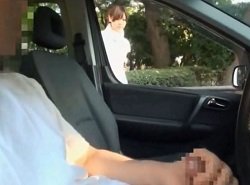 車内センズリしてる男に興味をもち手コキフェラする通り掛かりの女子