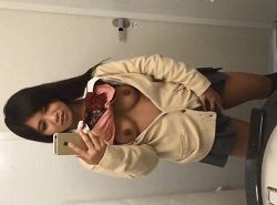 通話越しに命令されながらオナニー姿をスマホ自撮りする制服ギャルJK