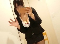 女教師姿でスマホ自撮りしながらピストンマシンオナニーでイク巨乳美女