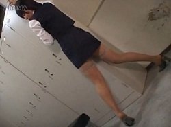 勤務中にデスク角オナニーしてる同僚を見て興奮し更衣室で自慰するOL
