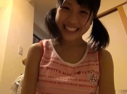 友達が気持ちいいと勧められた自撮りオナニーをするパイパン童顔美少女
