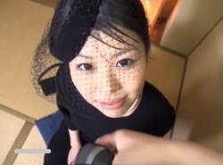 センズリ鑑賞で感じてる男の姿見て言われるままお手伝いする美顔女性