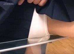 ガラステーブルで角オナニーしながら腰振り止まらずイク童顔メガネJK