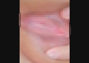 オナホール並みの美マンもち童系女子が指オナニー姿をアップ自撮り披露
