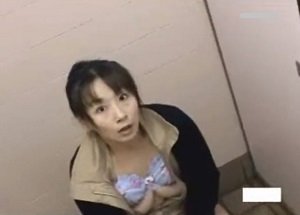 人気ない女子トイレ内でオナニー没頭中に盗撮者の存在気づく女性
