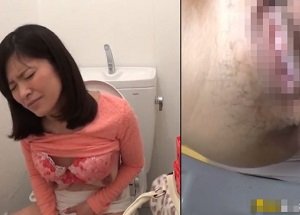 トイレローターオナニーで1度絶頂し指ズボしながら失禁する人妻を盗撮