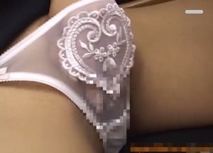 おやつ時にクリーム付いた指を舐めたら欲情しオナニー始める美人妻