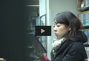 トイレオナニーで高速マンズリしながら表情歪め本気お漏らしイキする熟女