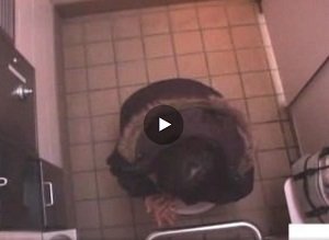 「ちょ…誰かーっ！」公衆トイレでオナニーを盗撮された女が追いかける
