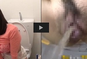 トイレローターオナニーで1度絶頂し指ズボしながら失禁する人妻を盗撮
